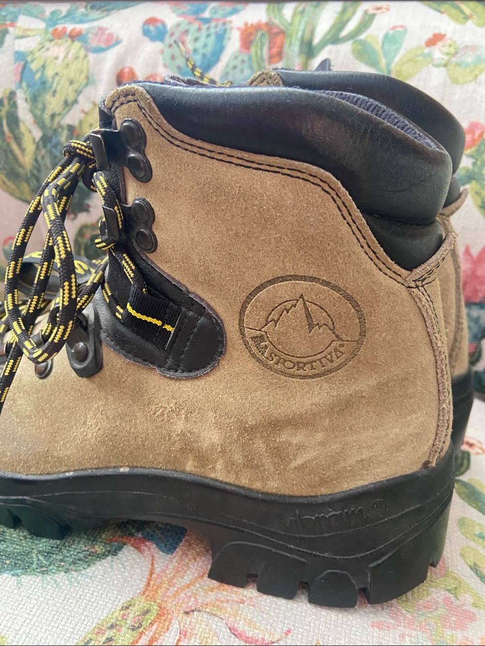 La Sportiva Women’s Vibram Leather Hiking Boots Makalu Yellow Laces EUC 39 7.5